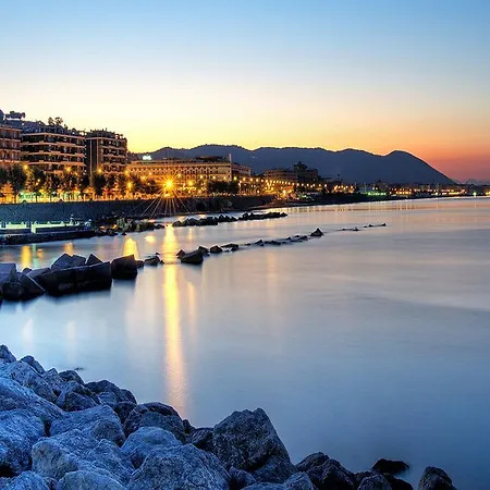 Salernoprestige بيت ضيافة 4*