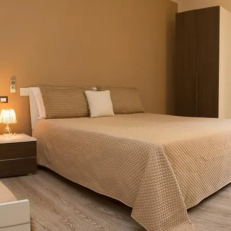 Salernoprestige بيت ضيافة 4*